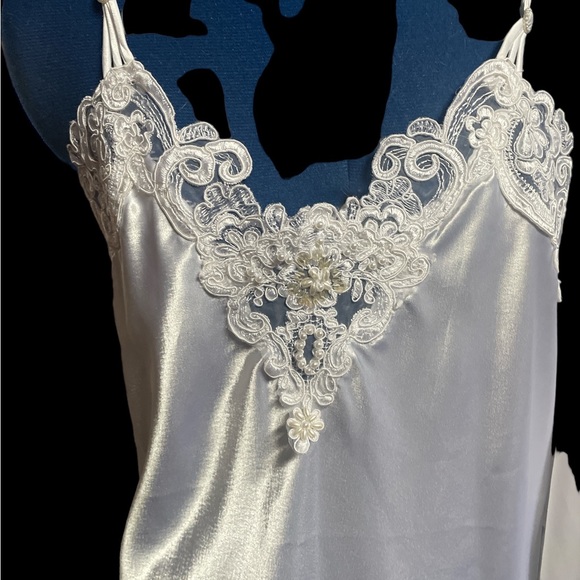 bridal lingerie set, slip and robe. Dentelle design - Picture 6 of 7